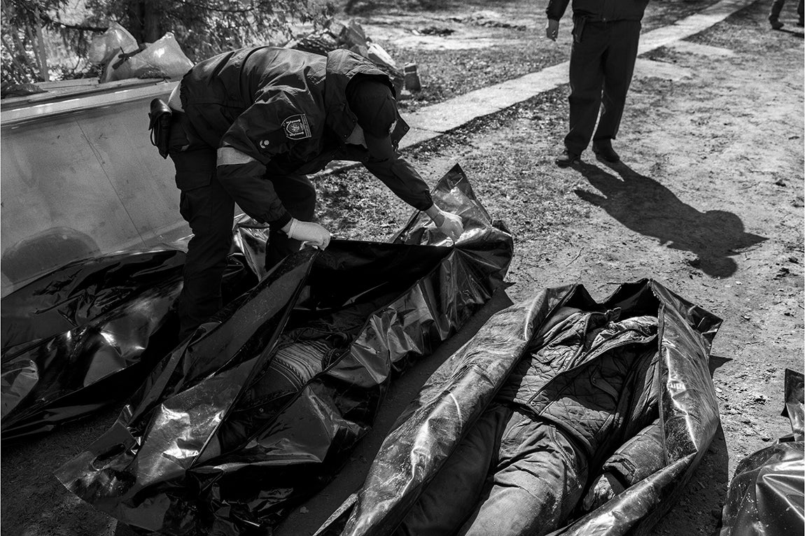 Bucha, Kiev: La policía busca documentos entre las ropas de los cadáveres que fueron ejecutados por las tropas rusas para intentar identificarlos. En Bucha la población civil fue víctima y objetivo directo de las tropas rusas. Una vez que esta localidad fue liberada por las tropas ucranianas, salieron a la luz las oscuras prácticas de ejecuciones sumarias de población civil por parte de los soldados rusos.