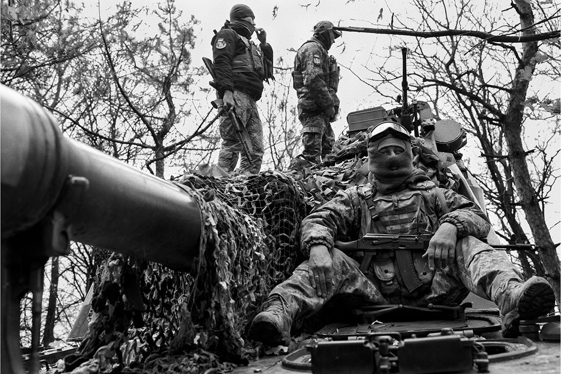 Frente Sur - Kherson: Un grupo de soldados ucranianos pertenecientes a una unidad de artillería se mantienen alerta sobre la cubierta de su tanque escondido bajo la protección de un bosque de acacias y álamos. Están a cierta distancia del campo de tiro de la artillería rusa y muy cerca de la línea de contacto. Tales posiciones son atacadas continuamente por tropas rusas. La artillería ucraniana con el apoyo de las nuevas armas que ha recibido de Occidente se han convertido en elementos clave de la contraofensiva ucraniana en el sur del país.