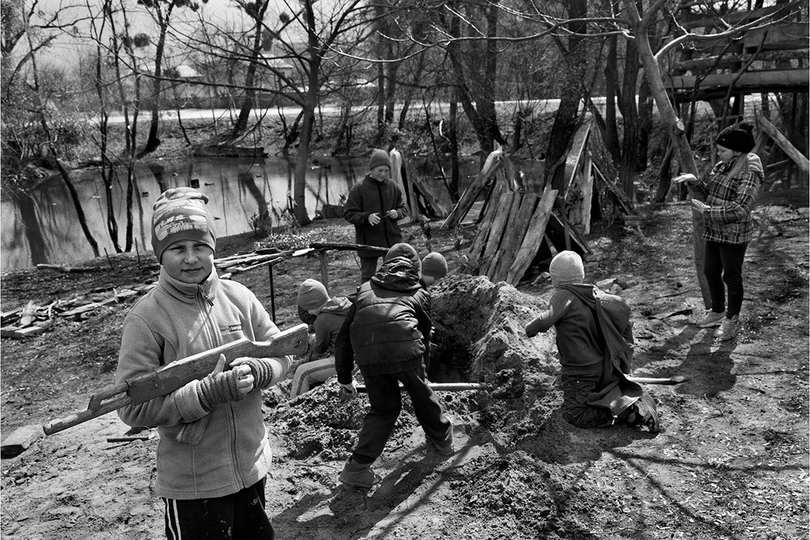 Ternopil- Ucrania: Un grupo de niños en su mayoría desplazados por la guerra, juegan a soldados y prisioneros en el patio de una escuela regional de un territorio partisano. La invasión Rusa forzó a la sociedad civil Ucraniana a dejar atrás su modelo de vida anterior y obligarle a reorganizar toda su vida a una lucha por la supervivencia y libertad de su país.