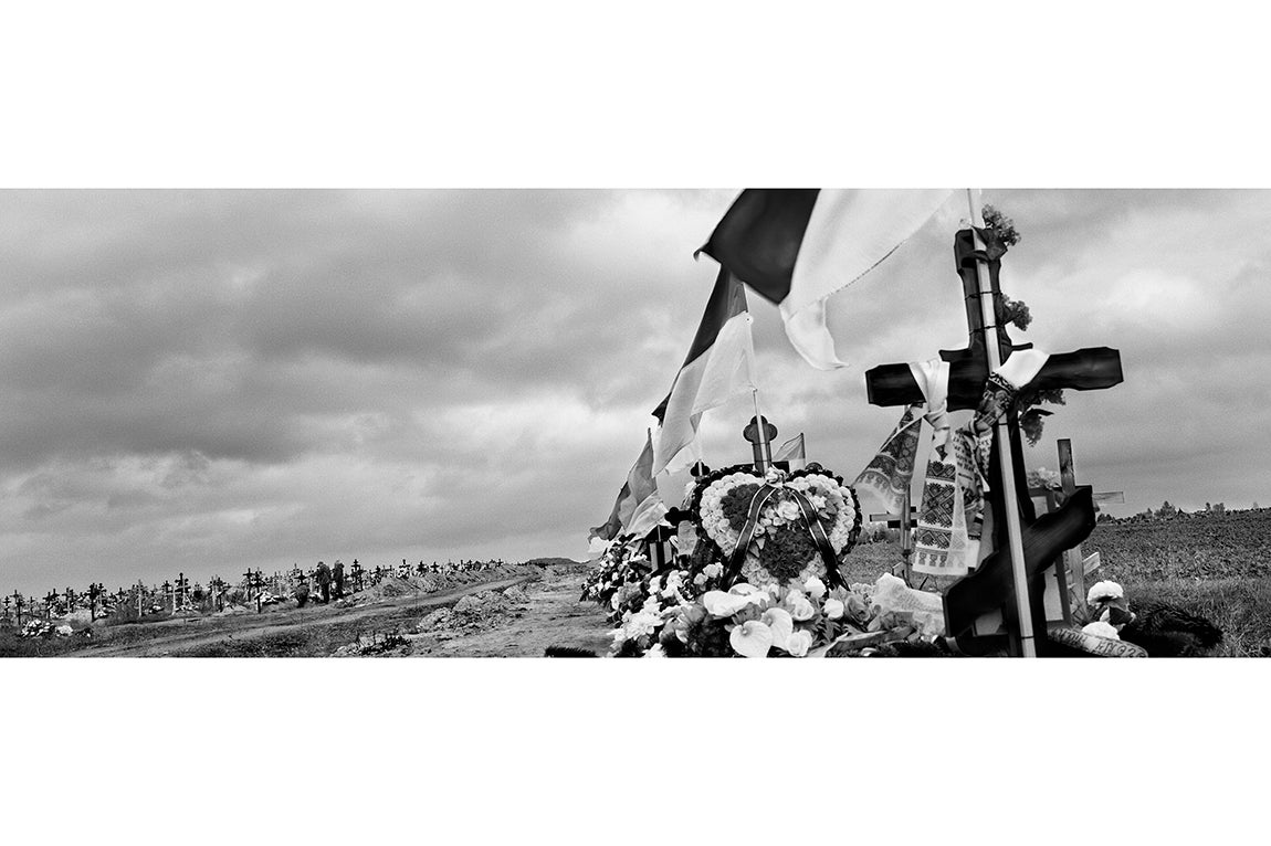 Mykolaiv- Ucrania: Un hombre y una mujer camina entras las tumbas de los civiles que han fallecido desde la invasión Rusa situada junto al cementerio militar de Matviyivka en Mykolayv.