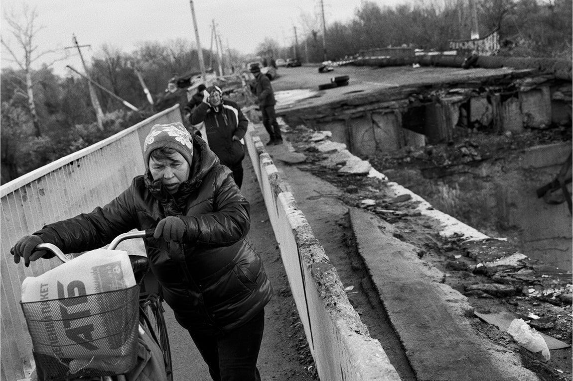 Kupiansk, Ucrania: : Una mujer cruza el puente destruido por los combates entre las tropas ucranianas y rusas en la ciudad de Kupiansk. Kupiansk es un área liberada por las tropas ucranianas. Se encuentra a unos 15 km del frente y su población aún se encuentra bajo constantes ataques de la artillería rusa.