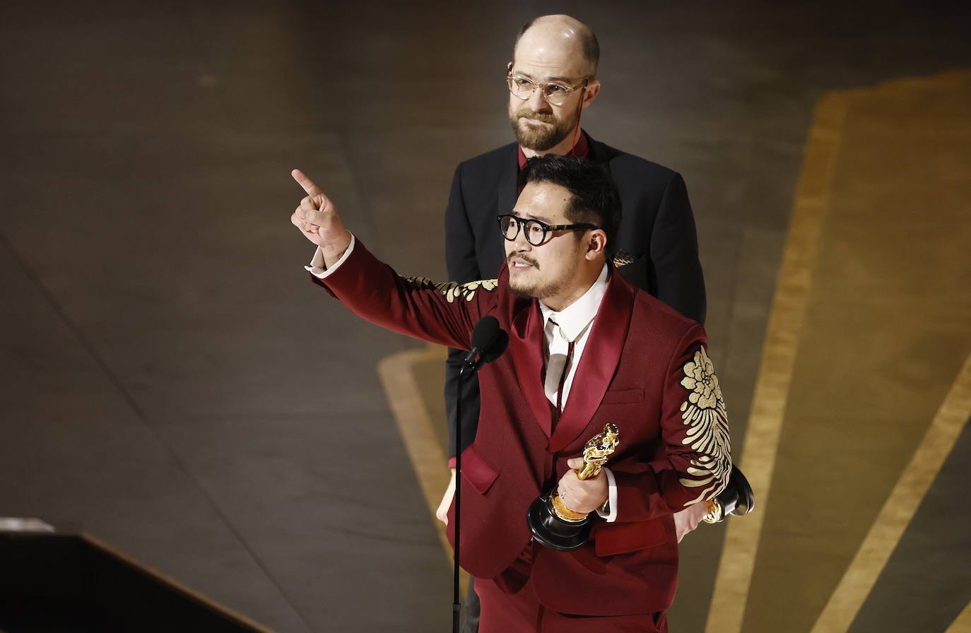 Daniel Scheinert y Daniel Kwan, los Daniels, tras ganar el Oscar al Mejor Guión Original por Todo a la vez en todas partes