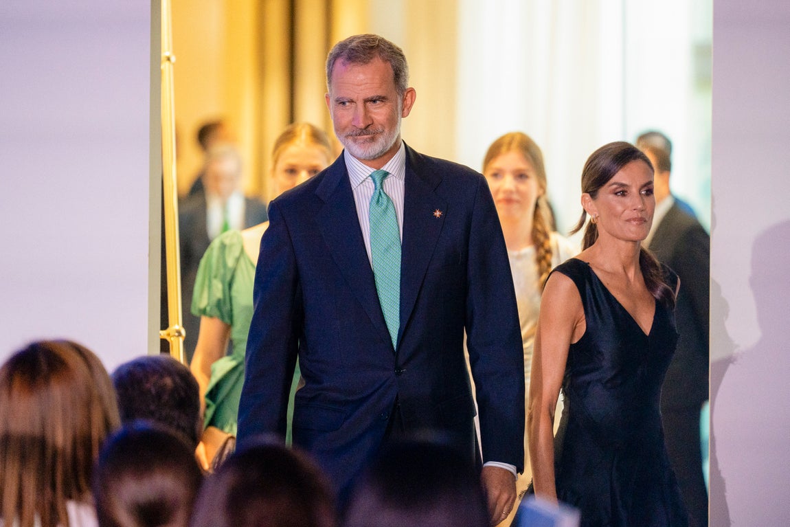 Los Reyes de España y sus hijas,  a su llegada a la ceremonia de entrega de los  premios de la Fundación Princesa de Girona
