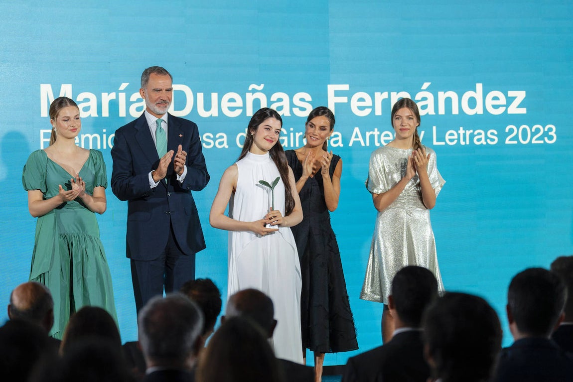 El rey Felipe, la reina Letizia, la princesa Leonor y la infanta Sofía entregan el galardón de Artes y Letras 2023 a la violinista María Dueñas Fernández