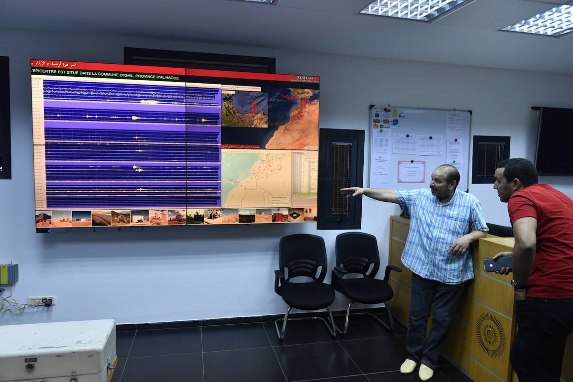 Empleados del Instituto Nacional de Geofísica de Marruecos observan en pantalla la evolución del terremoto, en Rabat, Marruecos