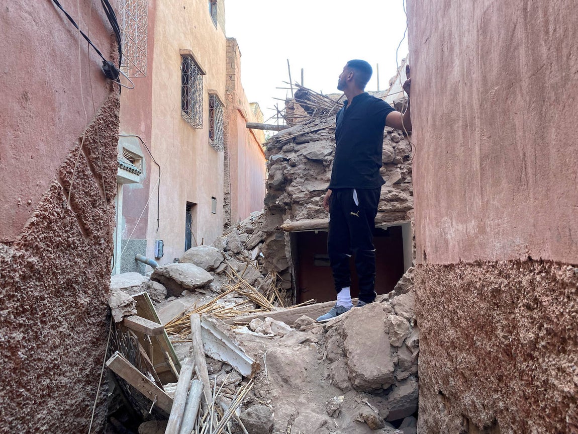 Los residentes evacuan sus casas después del potente terremoto 