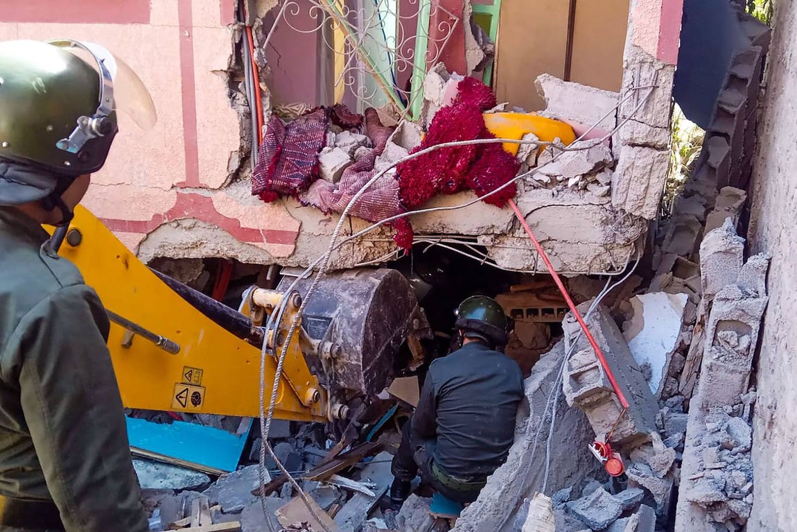 Los rescatistas llevan a cabo una operación de búsqueda tras un potente terremoto en Amizmiz, Marruecos
