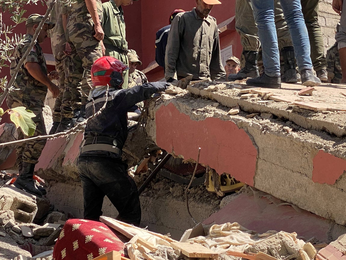 Los equipos de rescate buscan supervivientes en una casa derrumbada en Moulay Brahim, provincia de Al Haouz
