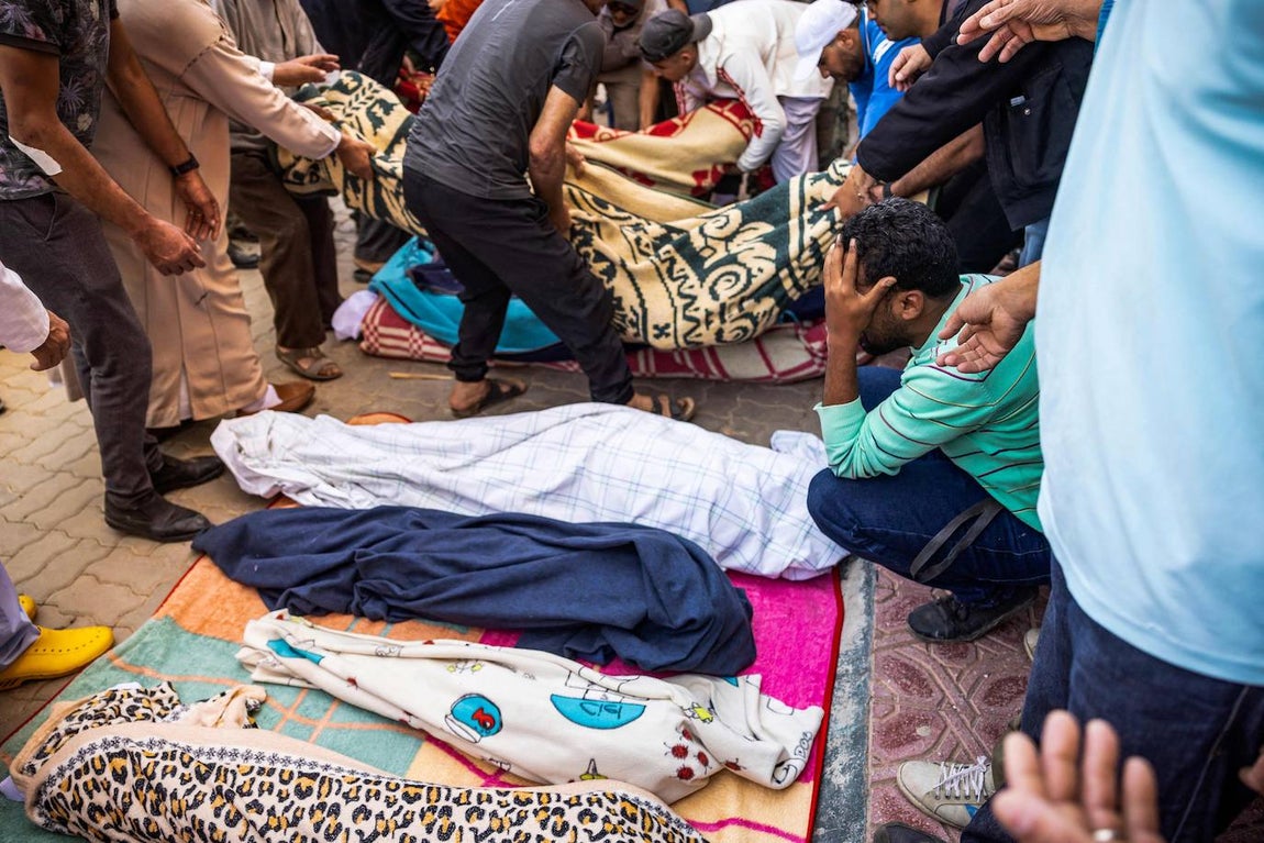 Los familiares lloran frente a los cuerpos de las víctimas de un terremoto en Moulay Brahim, provincia de Al Haouz, el 9 de septiembre de 2023. El terremoto más mortífero de Marruecos en décadas ha matado al menos a 820 personas, dijeron las autoridades el 9 de septiembre, causando daños generalizados y enviando a residentes y turistas aterrorizados a correr hacia un lugar seguro en medio de la noche