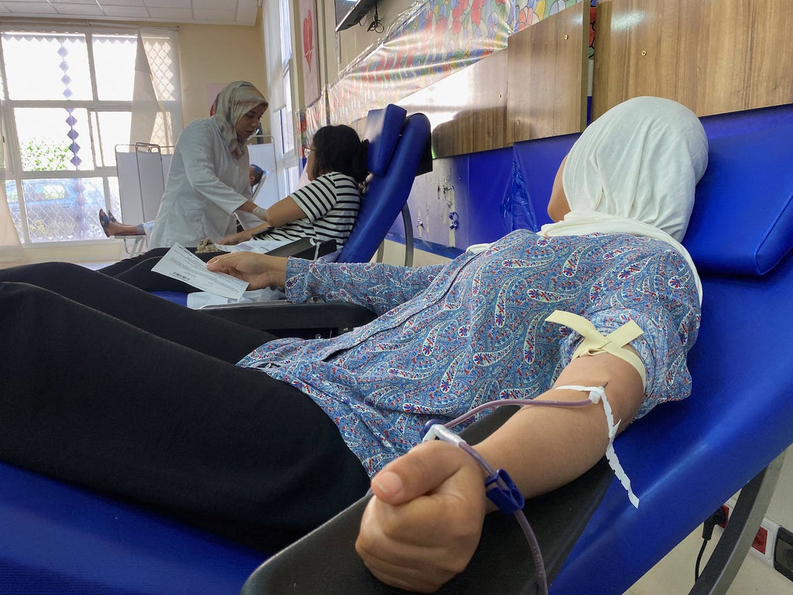 Algunas personas han acudido a centros de salud para donar sangre y ayudar a los heridos que ha dejado el potente terremoto