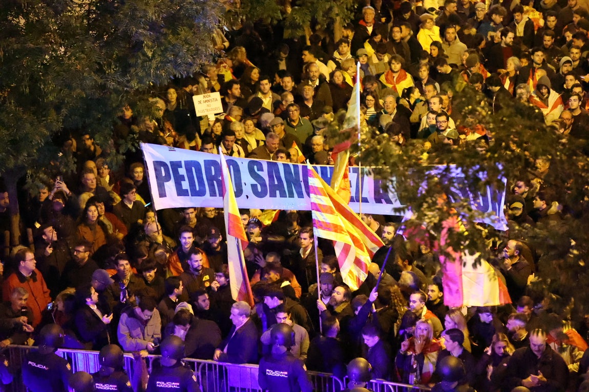 Manifestación contra la ley de amnistía en Ferraz, sede del PSOE.