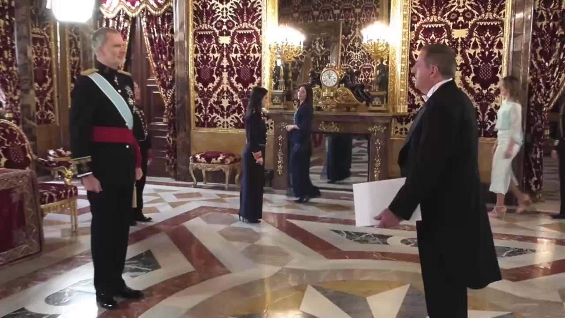 El rey recibe las cartas credenciales del embajador de Uruguay