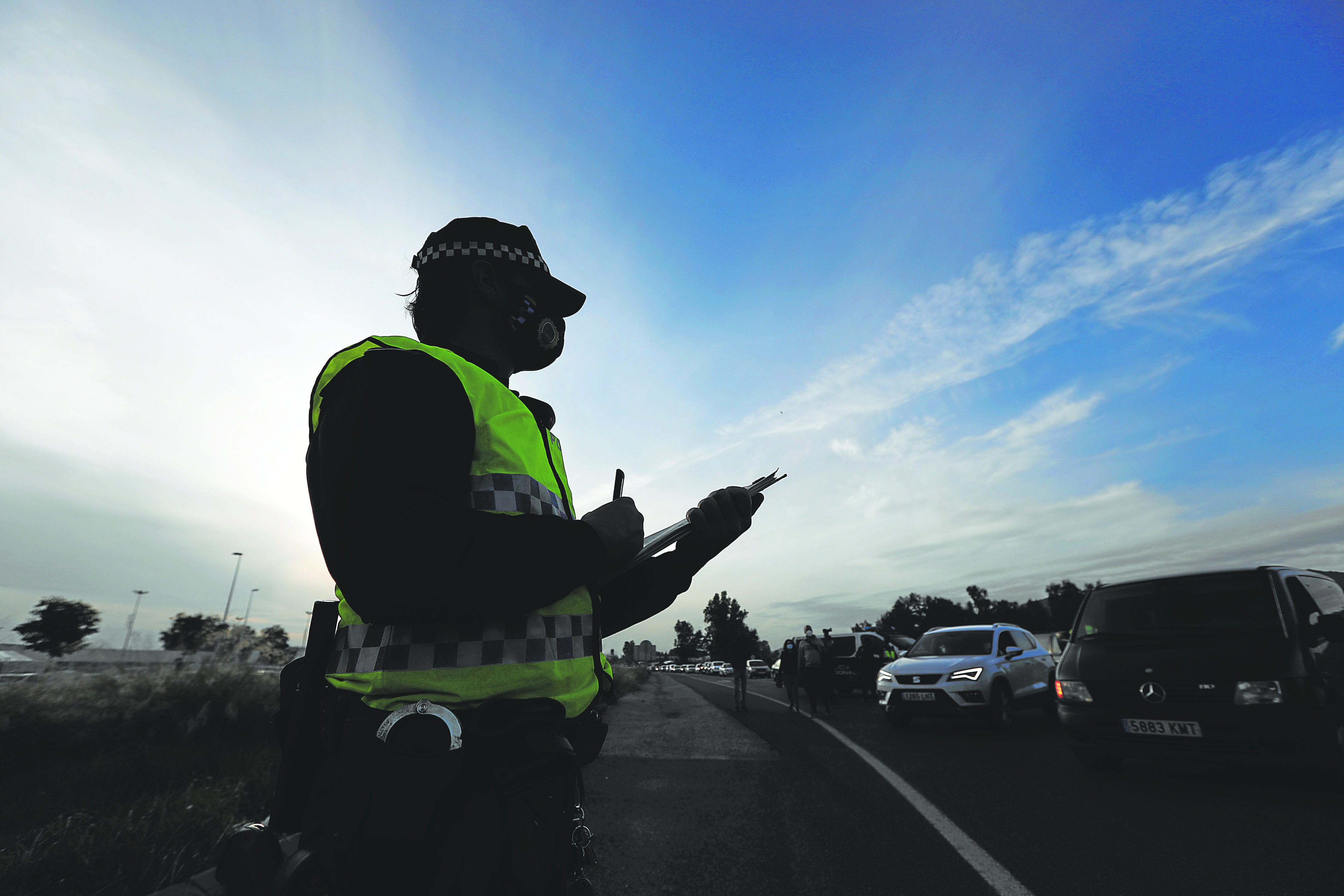 Un policía local durante un control en Córdoba