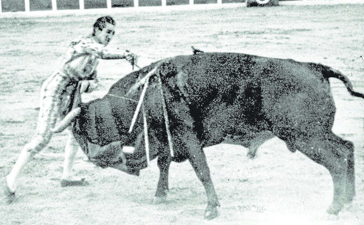 Manolete, en el momento de entrar a matar a 'Islero', instantes antes de la mortal cogida