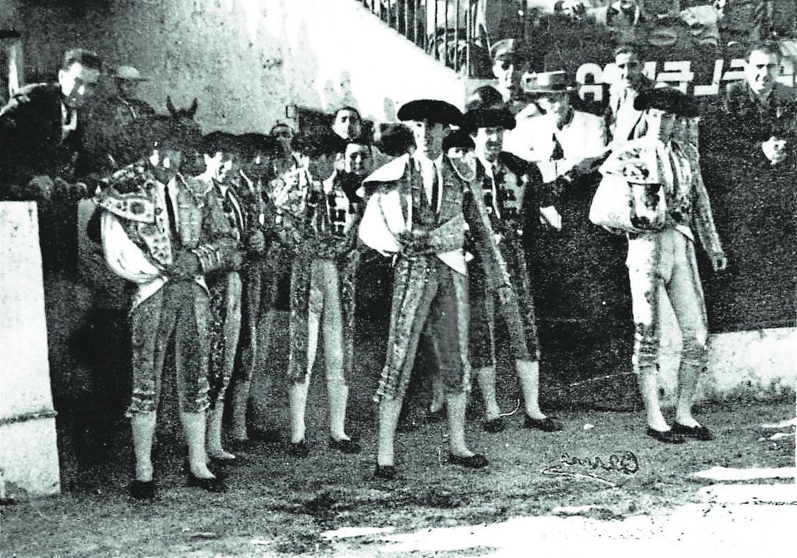 Manolete, Luis Miguel DominguÍn y Gitanillo de Triana, justo antes de comenzar el paseíllo en Linares