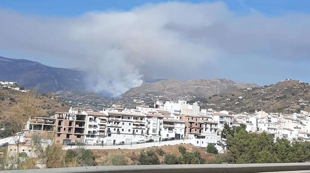 Estabilizado en el incendio de La Axarquía a última hora de la tarde