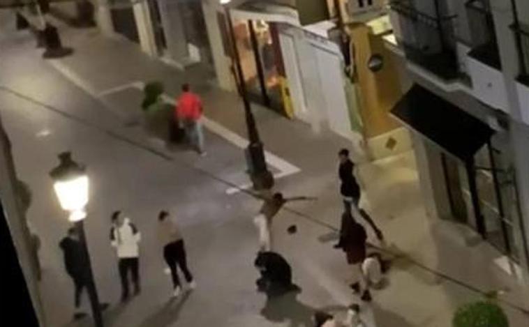 (Video) Las peleas vuelven al Centro de Lucena: atendido un hombre durante la madrugada del día 25