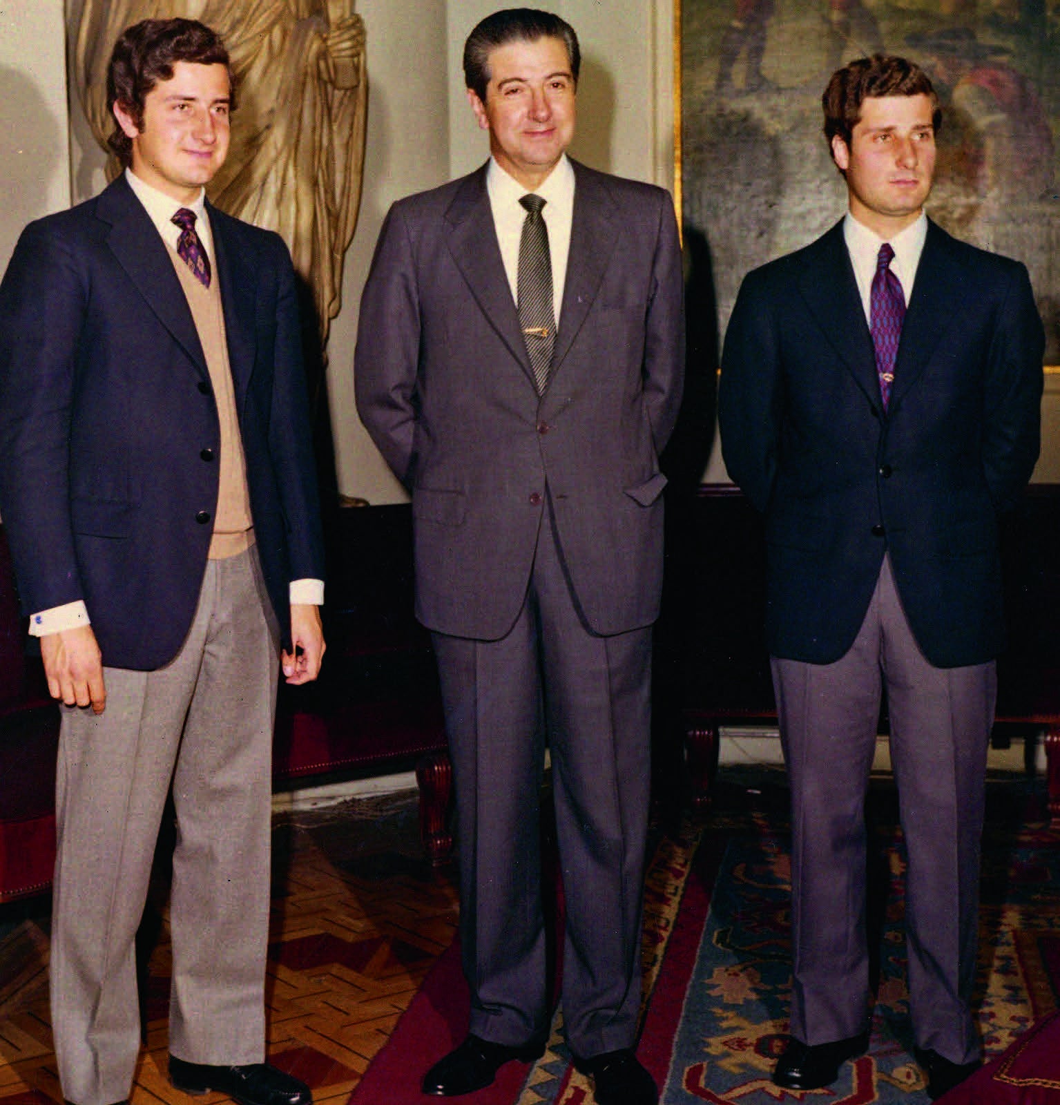 Luis Martínez de Irujo flanqueado por sus dos hijos mayores, Alfonso y Carlos