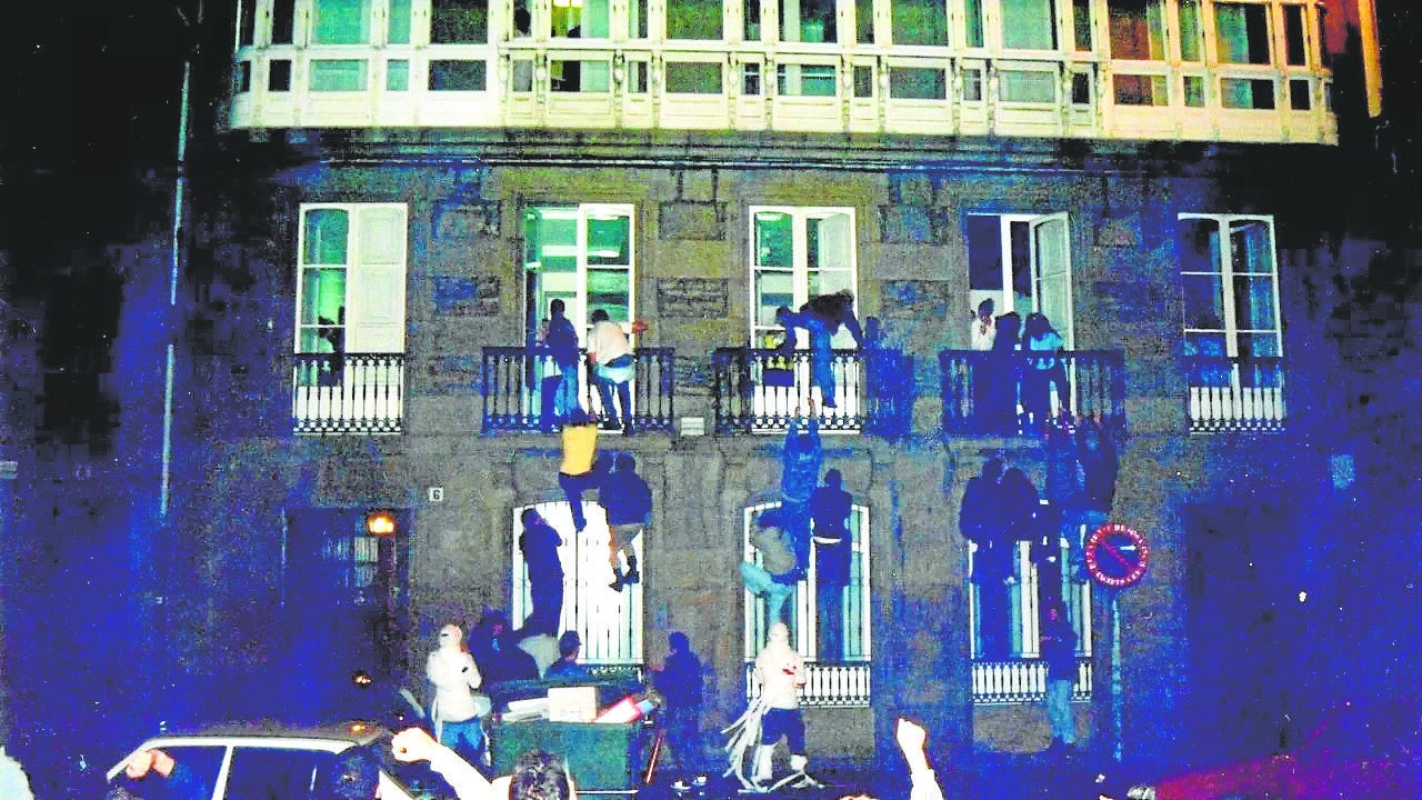 Jóvenes trepando por un colegio mayor femenino en La Coruña en el año 2017