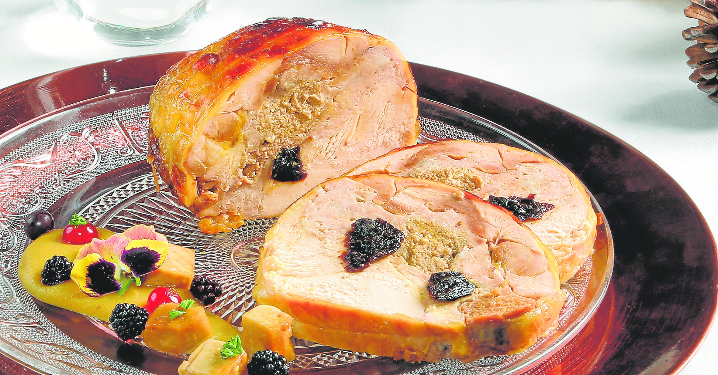Imagen secundaria 1 - Arriba, sobre estas líneas, asados de cordero y cochinillo de El Mesón de Fuencarral. Abajo, a la izquierda, pularda rellena de Solobuey. A la derecha, paletilla de cordero segureño de Uskar