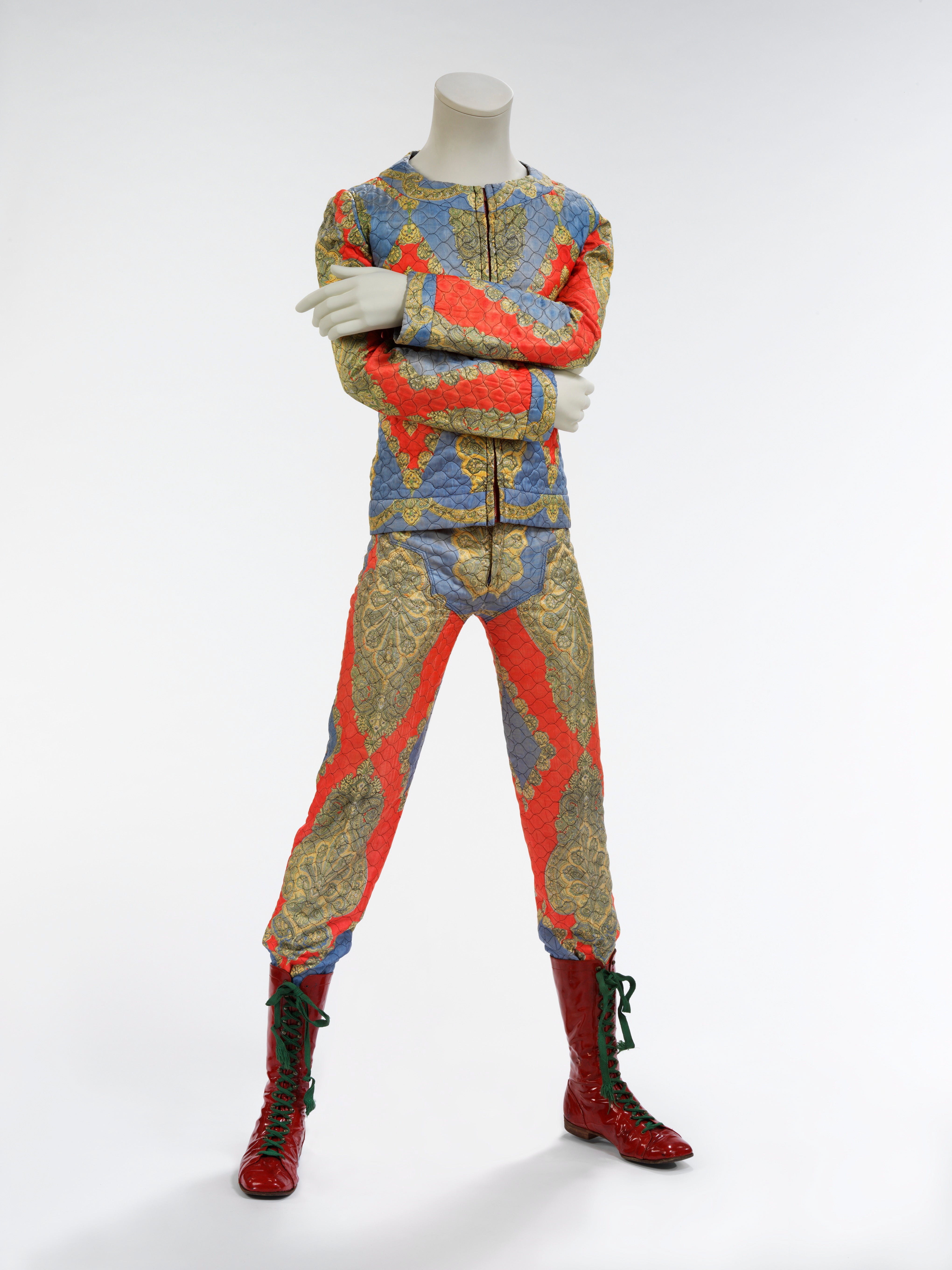 Traje de dos piezas acolchado, diseñado en 1972 por Freddie Burretti para la gira 'Ziggy Stardust'