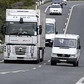 Cómo hay que reaccionar si otro vehículo nos acosa en la carretera