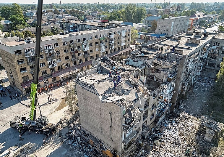 Una vista muestra un edificio destruido durante un ataque con misiles rusos en Pokrovsk