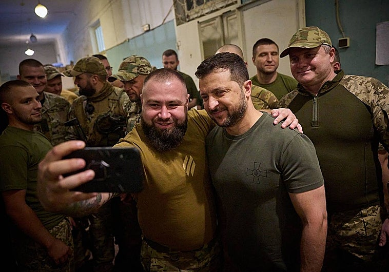 Volodímir Zelenski posa con un militar mientras visita el puesto de mando principal del grupo táctico-operativo «Soledar» en la región de Donetsk