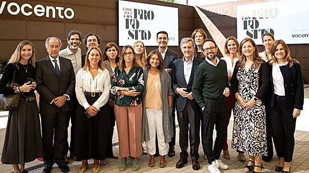 Foto de familia del segundo workshop de Líderes con Propósito. De izquierda a derecha, Alexandra Jausas (Mahou San Miguel), Jesús Sáinz (Puy du Foy), Hugo Giralt (Propelland), Soraya Romero (Iberostar), Álex Pallete (Picnic), Beatriz Sánchez Guitián (Fundación Máshumano), Candela Aldao (Mahou), Cristina Riera (Tendam), María Garrido (Prodigioso Volcán), Roberto Sanz Soblachero (HM Hospitales), Tomás Pereda (Fundación Máshumano), Ana Clara Martines (L'Oréal), Héctor García-Santacruz (Antrópico), Tábata Bergareche (Telefónica), Rosa Ramos (L'Oréal), Mariana Ramonell (Vocento) y Maribel Mobellán (Ikea).