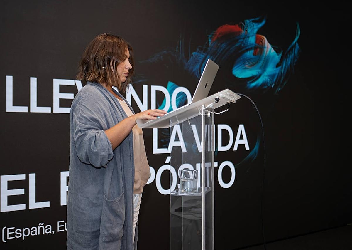 Imagen secundaria 1 - Arriba, de izquierda a derecha, Ana Clara Martines, directora de Comunicación y Engagement de L'Oréal España y Portugal (de espaldas); Alexandra Jausas, Strategy Manager de Mahou San Miguel; Mariana Ramonell, directora de Sostenibilidad de Vocento; Beatriz Sánchez Guitián, directora general de la Fundación Máshumano; y Jesús Sáinz, vicepresidente de Puy du Foy. Abajo, María Garrido, consultora del equipo de Marcas de Prodigioso Volcán, y Hugo Giralt, socio fundador y CEO de Propelland.