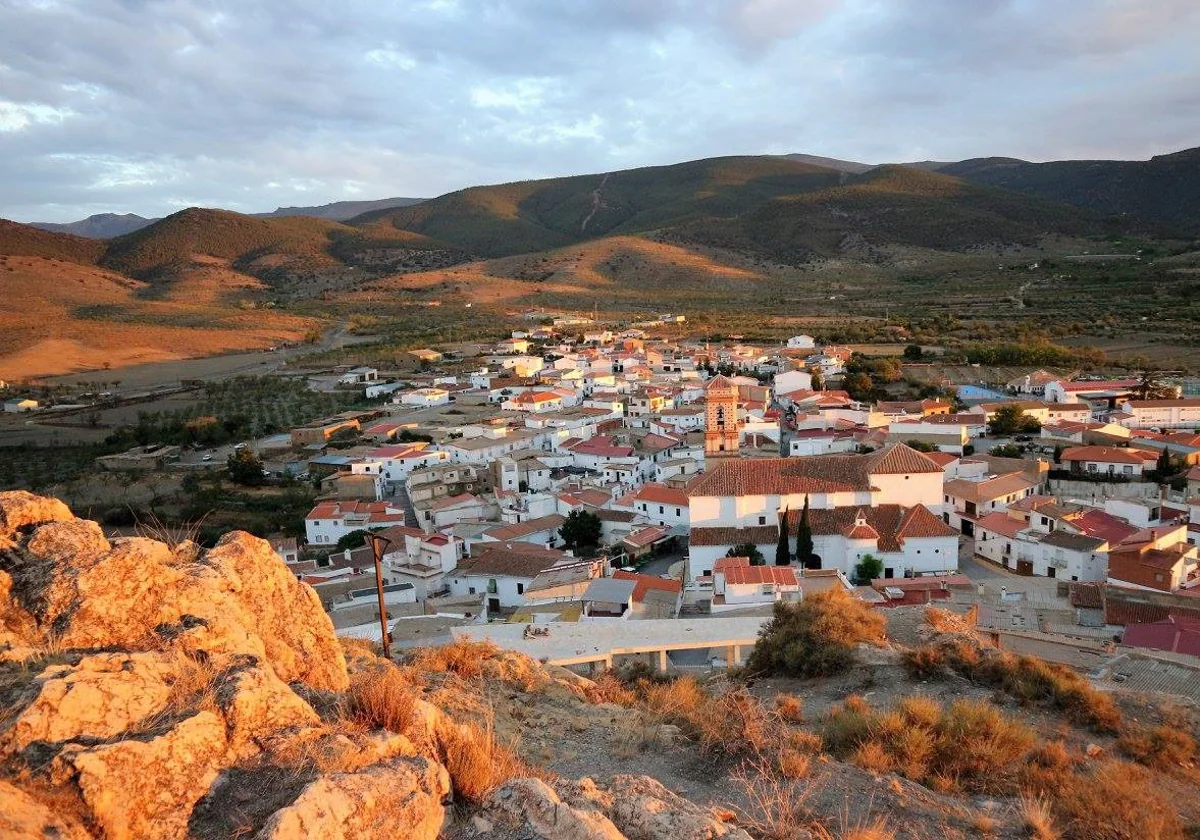 Vista parcial de Dólar, en la comarca de Guadix, al atardecer