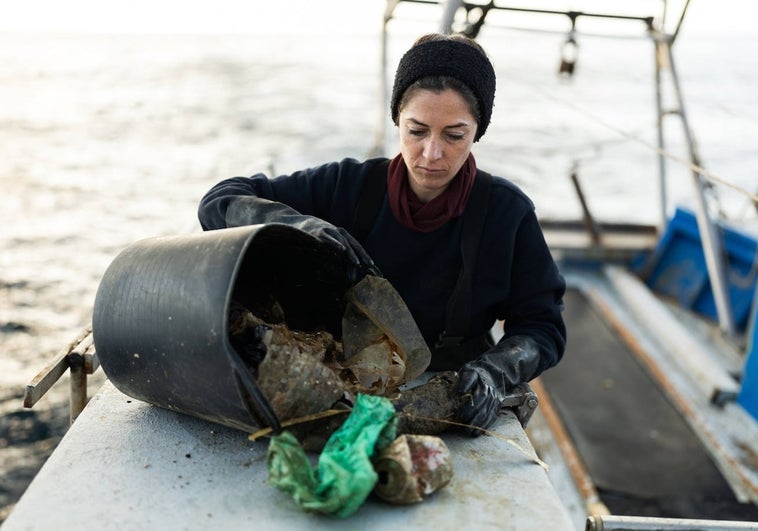 «Cada vez que sube la red al barco hay que separar el pescado por un lado y la basura por otro»