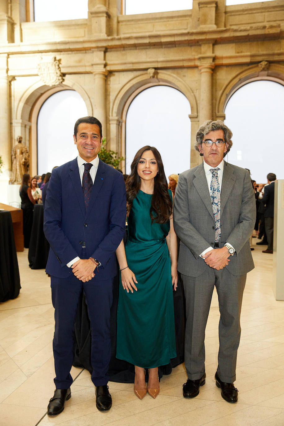 Roberto Sanz, dircom; Rocío San José, responsable de RR II; y Juan Abarca, presidente y director general de HM Hospitales.