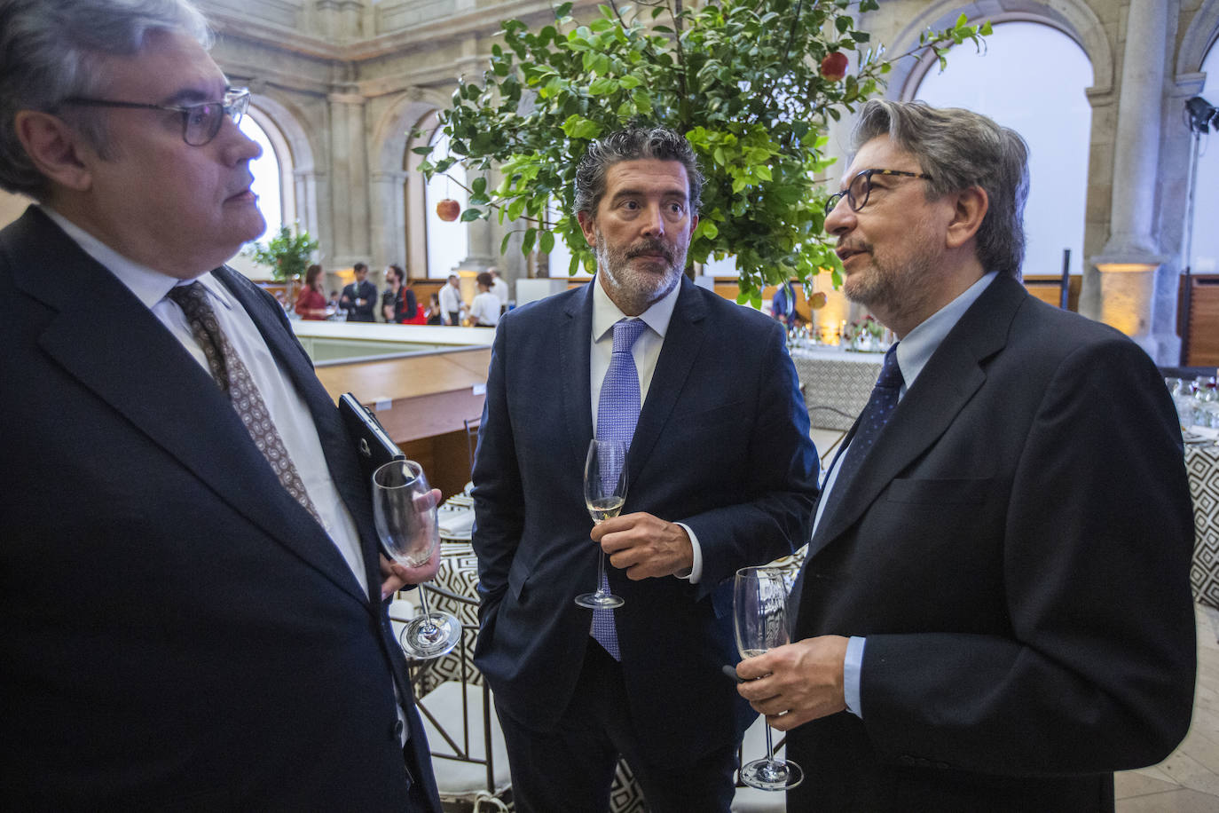 Julián Quirós, director de ABC, con Juan Manuel de Prada e Ignacio Camacho