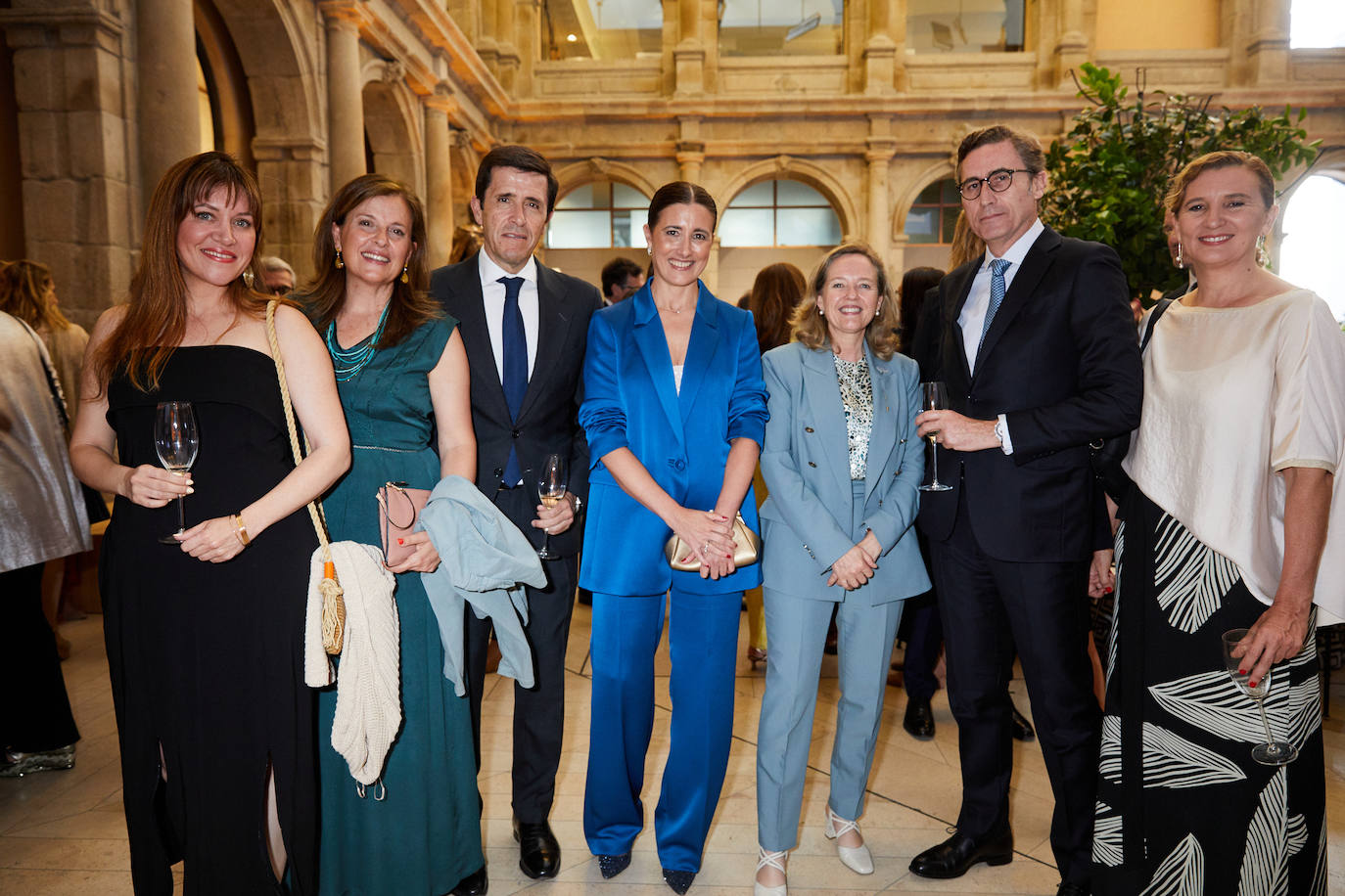 adia Calviño y Samary Fernández Feito, con Juan Alonso de Lomas y el equipo de L'Oréal España