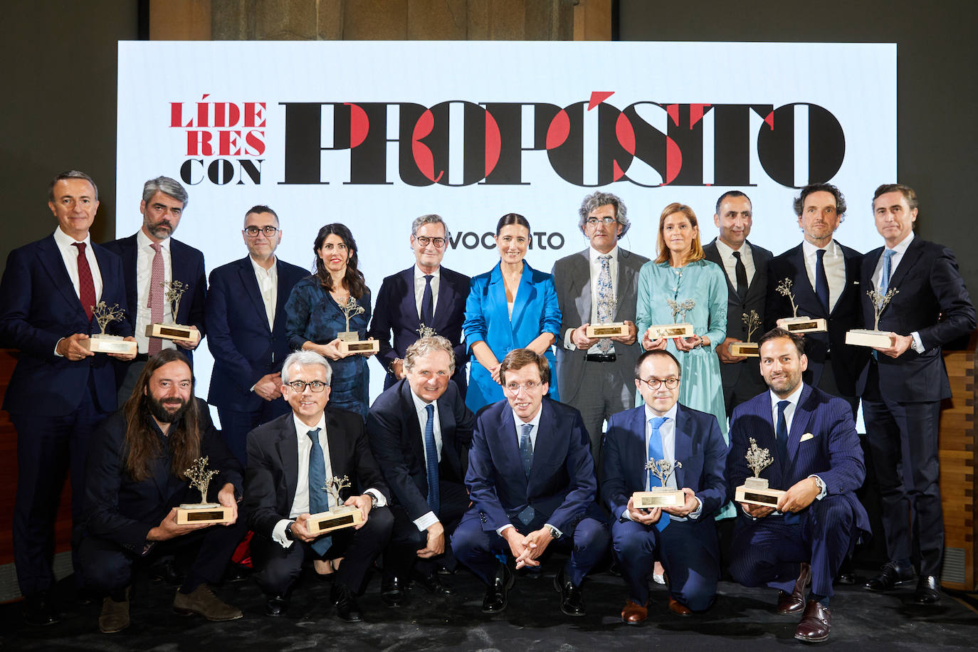 De izq. a dcha., en la fila superior, Enrique Polo De Lara, CEO de Salesforce Iberia; Luis Enríquez, CEO de Vocento; Vala Afshar, Chief Innovation Evangelist Officer de Salesforce; Cristina Salmerón, directora de marca de Grupo Iberostar; Jaume Miquel, presidente y CEO de Tendam; Samary Fernández Feito, directora general de área de Lujo, Estilo de Vida y Revistas de Vocento; Juan Abarca Cidón, presidente de HM Hospitales; Marina Peña, directora de Marketing de Santander España; Nurettin Acar, CEO y CSO de IKEA en España; Eduardo Petrossi, consejero delegado de Mahou-San Miguel; y Juan Alonso de Lomas, CEO de L'Oréal España. Debajo, Alfonso González, CSO de Havas Media Group; Jesús Ponce, presidente de Novartis España; Ignacio Ybarra, presidente de Vocento; José Luis Martínez-Almeida, alcalde de Madrid; Pedro Calvo, director de comunicación de Telefónica España; y Erwan de la Villéon, CEO de Puy du Fou España