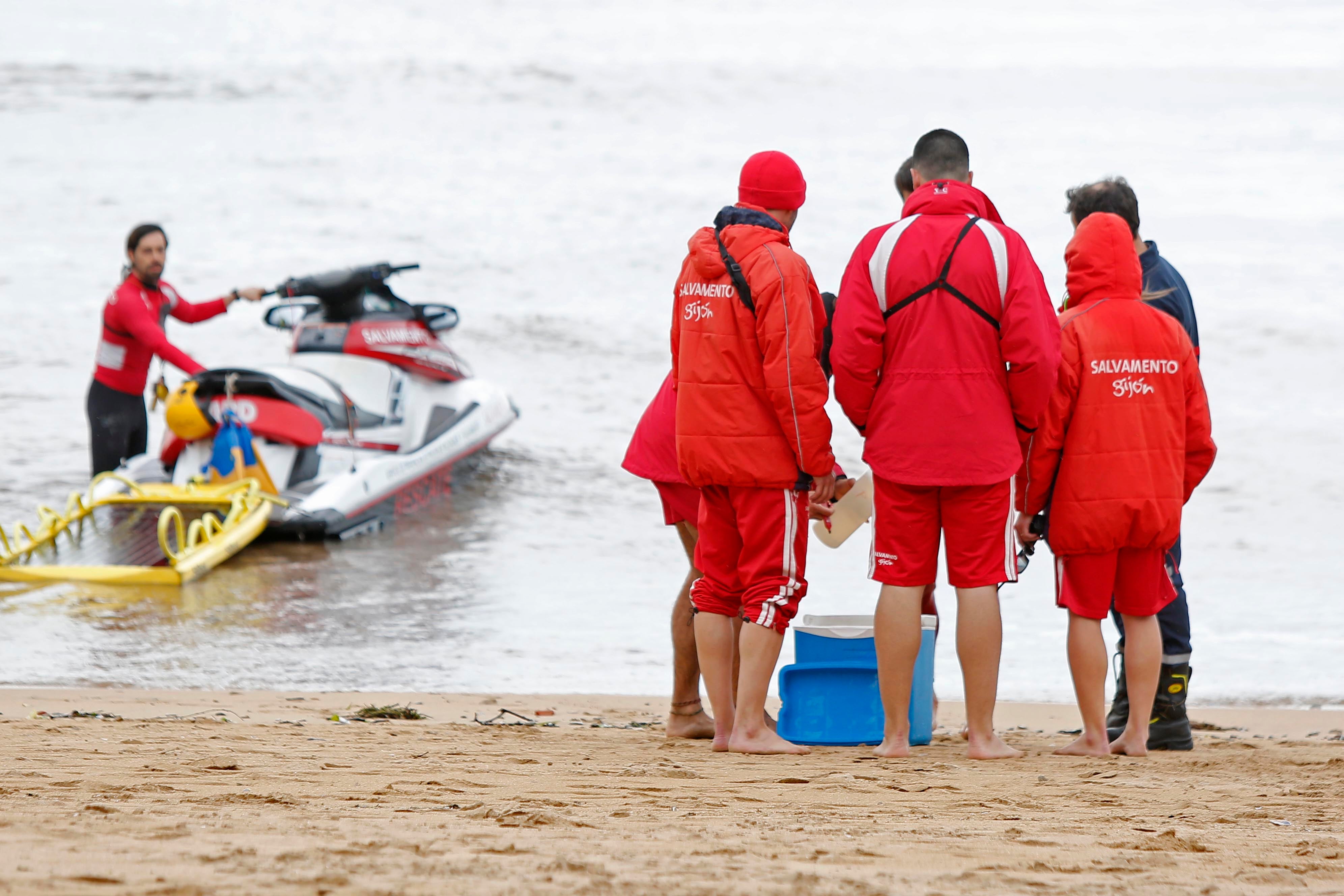 Equipos de Salvamento de Gijón tomando muestras de agua.