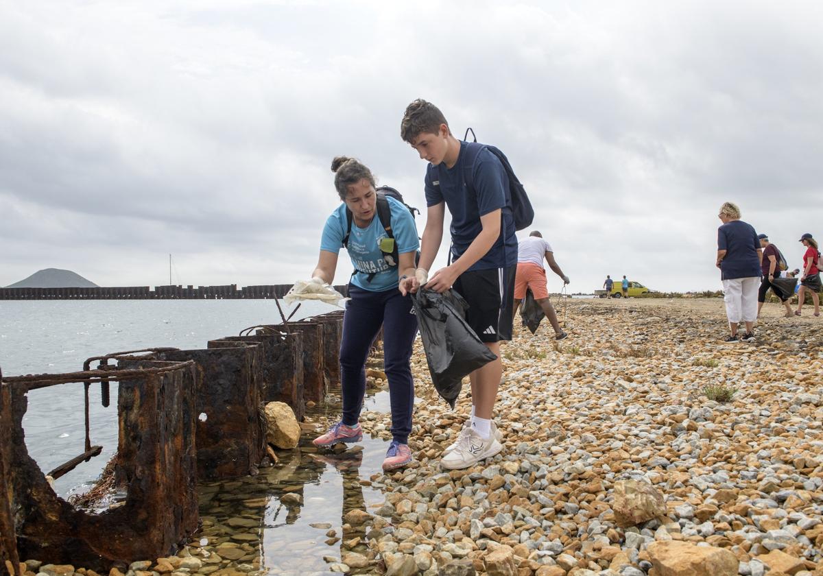 El Proyecto Libera limpia de las playas españolas más de 77.000 residuos
