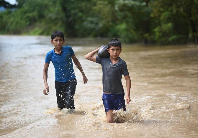 Niños afectados por un huracán en Guatemala en 2020.
