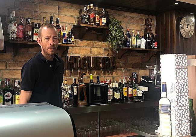 Raúl Higuera es el propietario del bar La Higuera, que ha visto aumentar su parroquia gracias a las nuevas familias instaladas en Driebes gracias al despliegue de la fibra óptica.