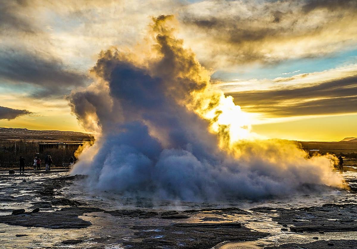La geotermia aprovecha el calor del interior de la Tierra para generar electricidad.