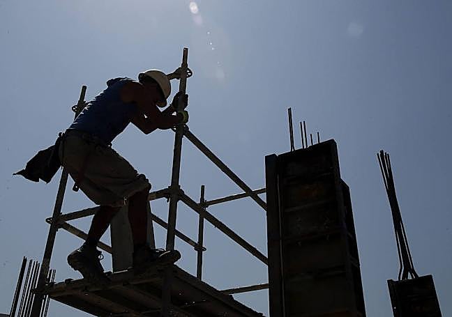 En algunos países ya se prohíbe trabajar en la obra, no solo por el calor, sino por la falta de visibilidad en los picos dle contaminación atmosfércia.