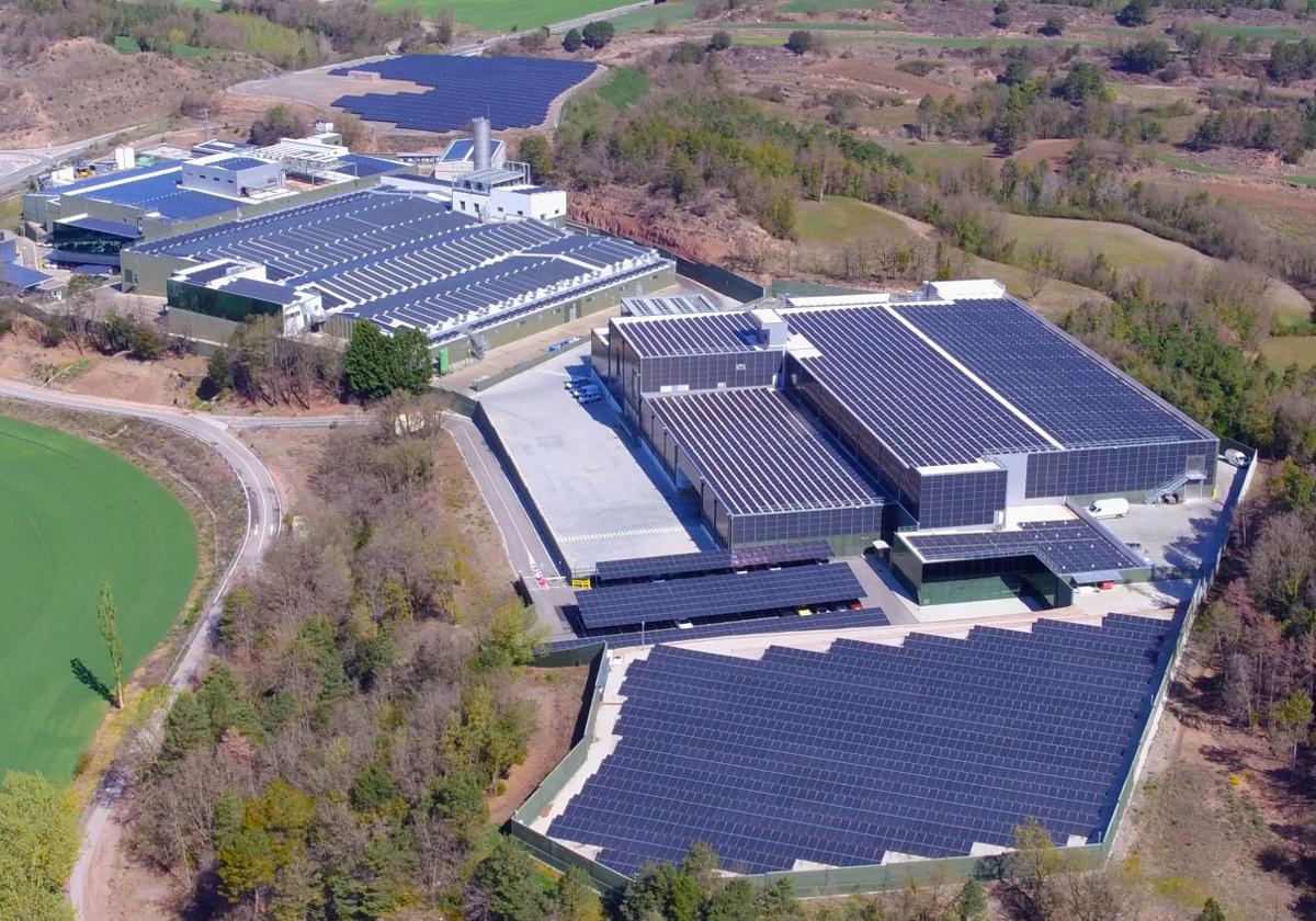 Parque solar de 26.000 metros cuadrados instalado por la empresa Casa Tarradellas en Olost.