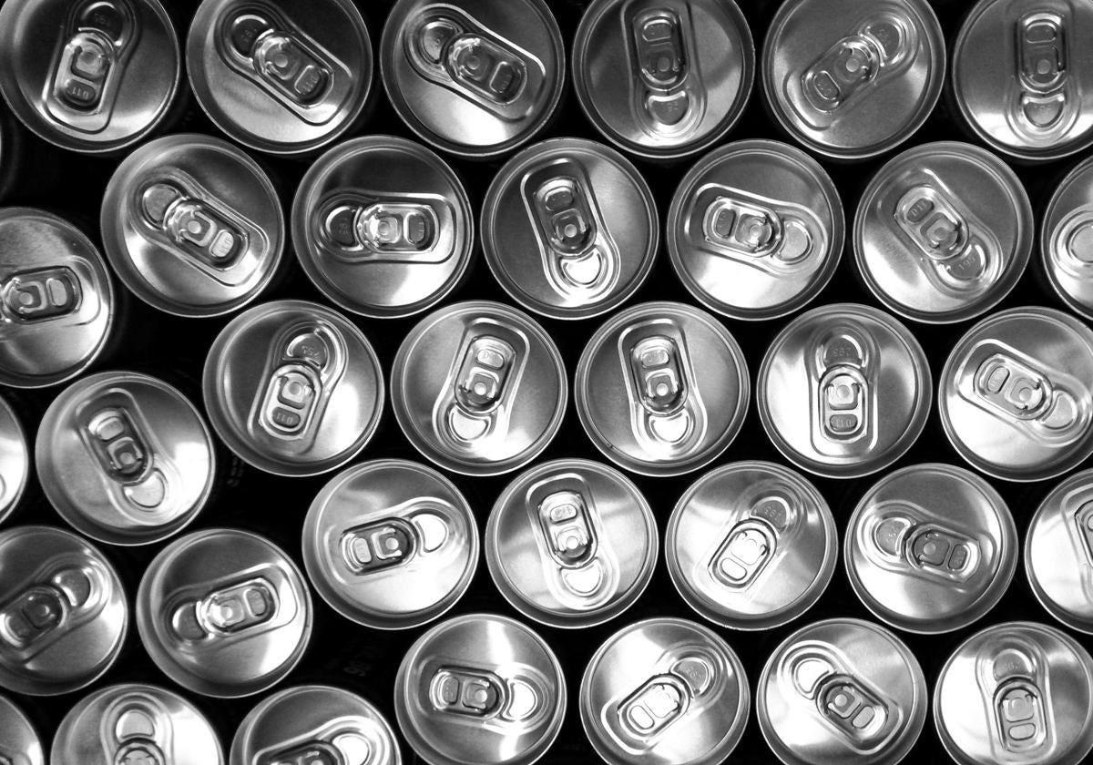 Latas de refresco.