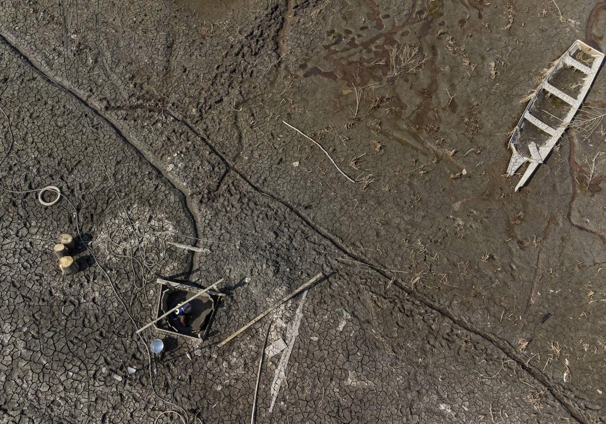 Caudal seco del río Negro, en Manaos, durante la sequía sin precedentes que azota Brasil.