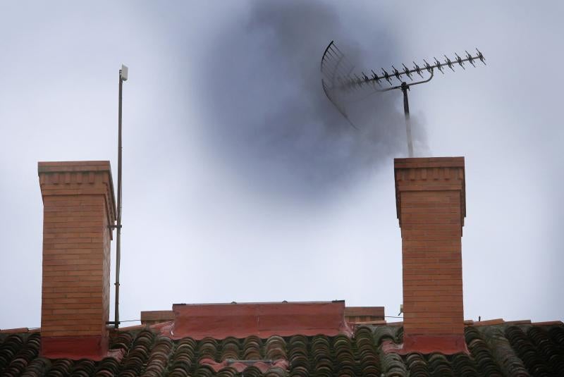 Humo de la chimenea de un edificio.