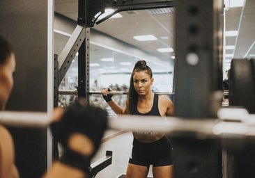 Qué debes saber antes de elegir el peso libre o las máquinas de tu gimnasio