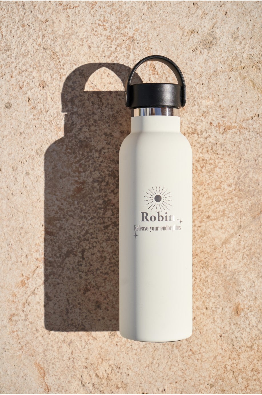 Imprescindible para toda mujer fitness: una botella para estar siempre hidratada. Esta con capacidad para 600 ml es de Robin ollection y su precio es de 27,90 euros.