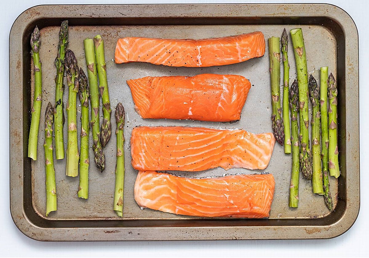 El salmón es un pescado cargado de nutrientes.