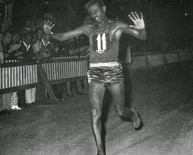 Abebe Bikila ganando el maratón de Roma en 1960